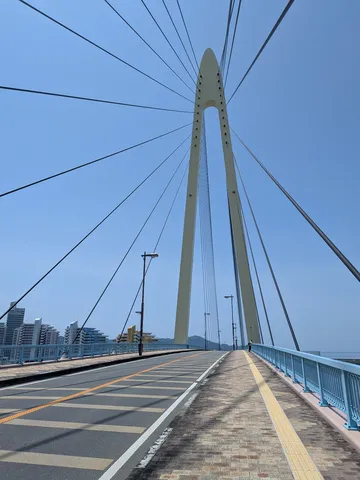 空へと伸びる芸術的な橋