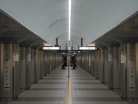 地下鉄の静寂、整然とした日常