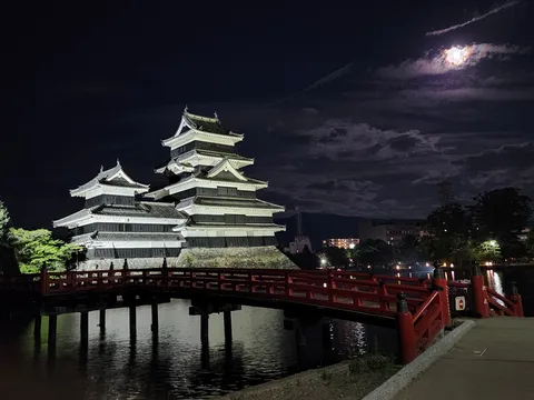 月明かりに浮かぶ名城