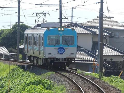 青と銀の電車、田園風景を駆け抜ける