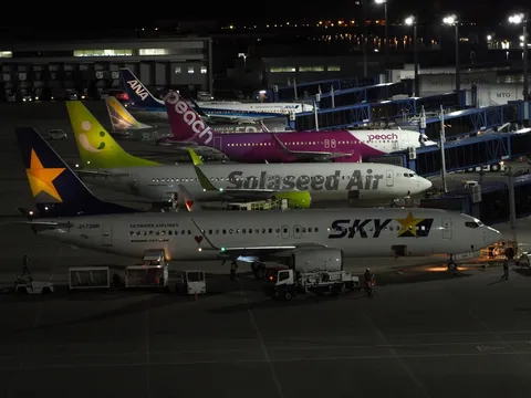 夜の空港、飛行機たちの休息