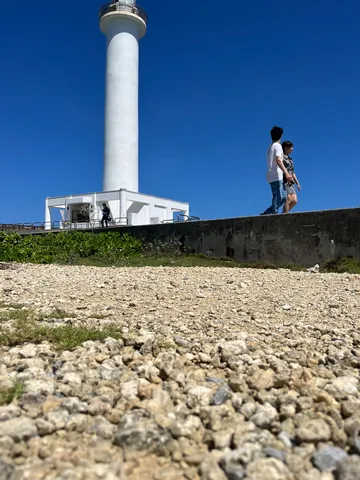 灯台と二人の散歩道