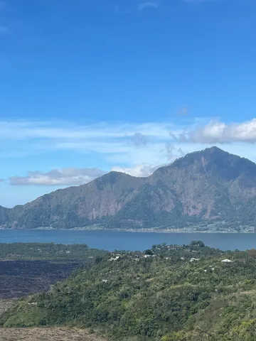 悠久の時を感じる山と湖