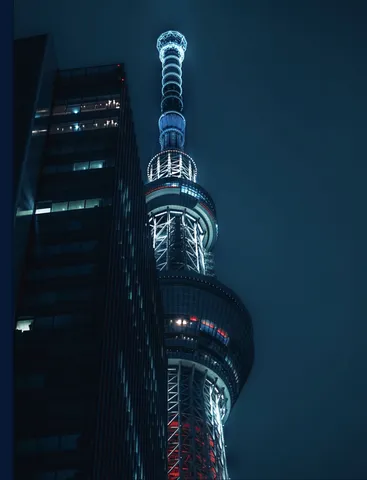 夜空に伸びる光の塔