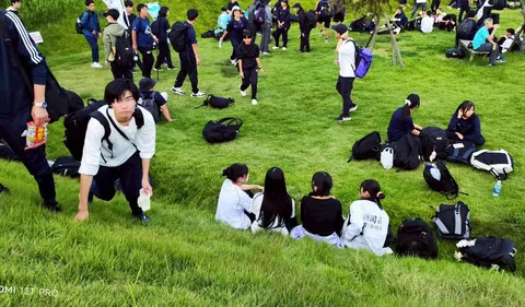 芝生で一息、青春のワンシーン