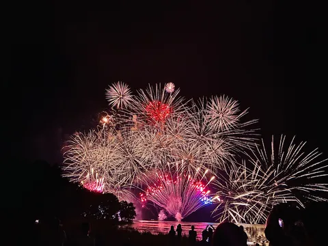 夜空を焦がす光の嵐