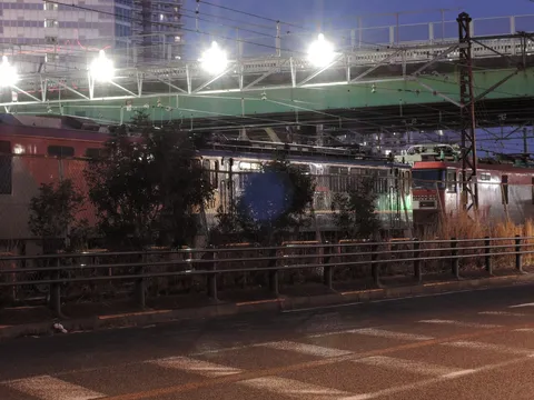 都会の夜、橋下の列車たち