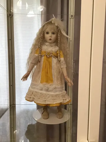 ガラスケースの中のお人形
