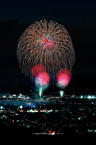 夜空に花開く光の輪舞
