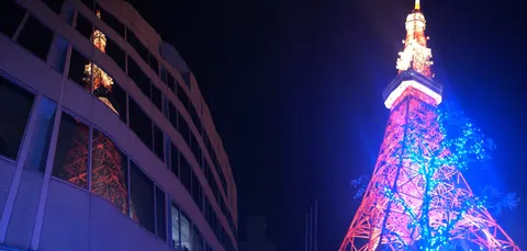 夜景と塔の色彩の余韻