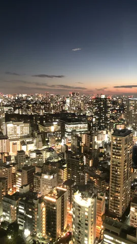 煌めく夜景と空の軌跡