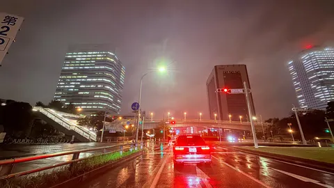 雨の街で光が跳ねる