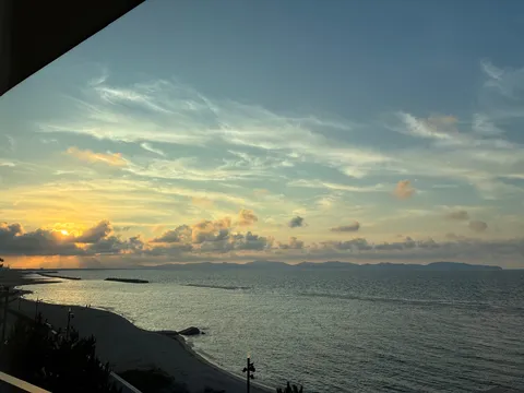 夕暮れ、穏やかな海辺の風景