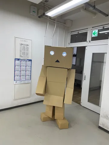 ダンボールロボット、放課後の廊下