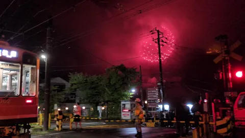線路と花火、特別な夜の交差点
