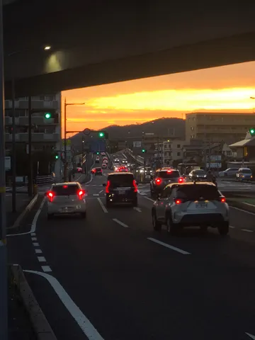 夕暮れの車列、オレンジの空