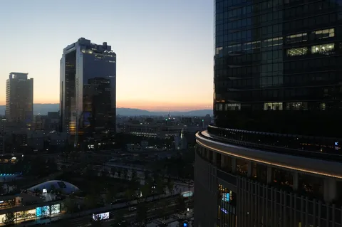 ビルがひそひそ話す夕暮れ時