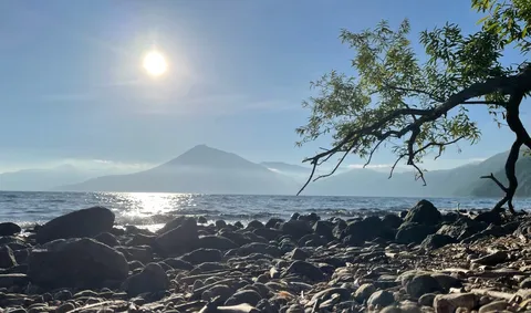 光と石の静かな海辺