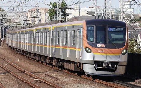 曲線を駆け抜ける電車