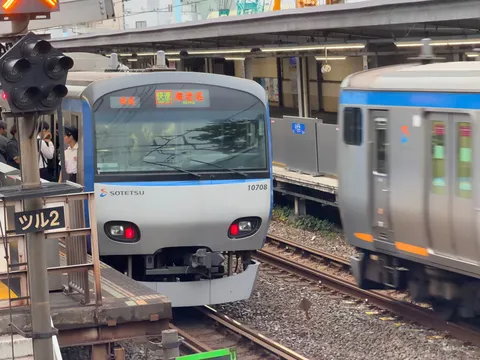 朝の列車と街のざわめき