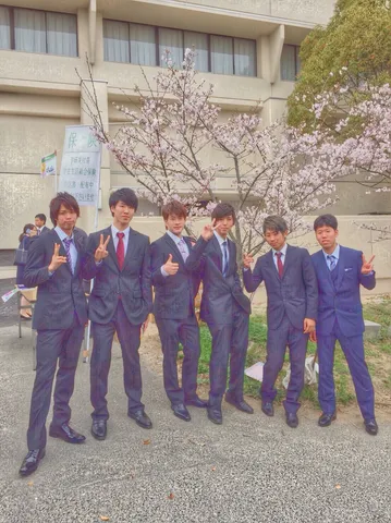 桜とスーツ男子