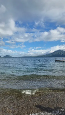 静寂の湖面と連なる山々