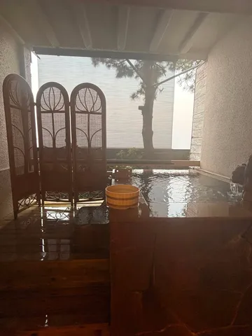 露天風呂の湯けむり、風情あるひととき