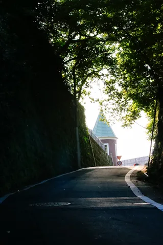 光差す坂道の先へ