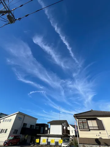 空に描かれた白い軌跡