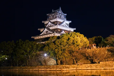 水面に映る夜の城