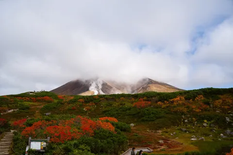 秋の噴煙と山麓の彩り