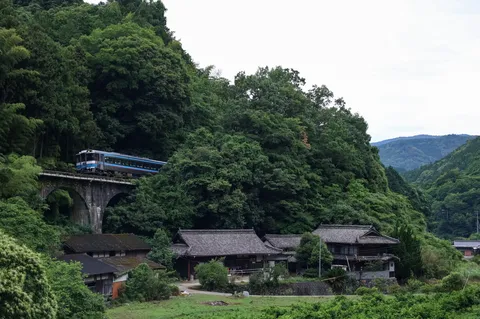 山間を駆ける青い列車