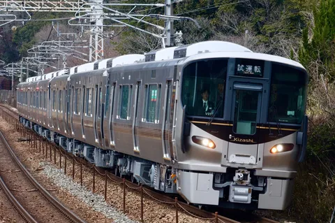 試運転の列車、風景に溶け込む