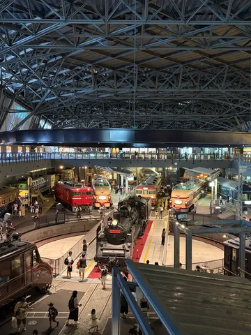 蒸気と光の駅風景