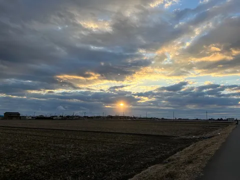 夕暮れの農道、空のグラデーション