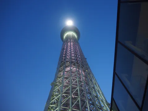 蒼穹にそびえる光の塔