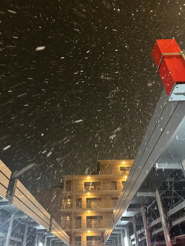 雪明かりの夜景、都市の静寂