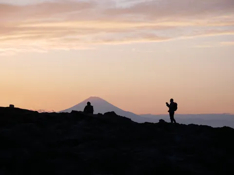 夕焼け空に浮かぶ富士とシルエット