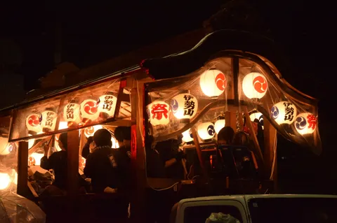 夜祭の灯籠が揺れる夜