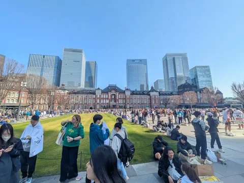 都会の空と人の列