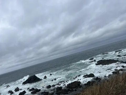 岩場に砕け散る白波