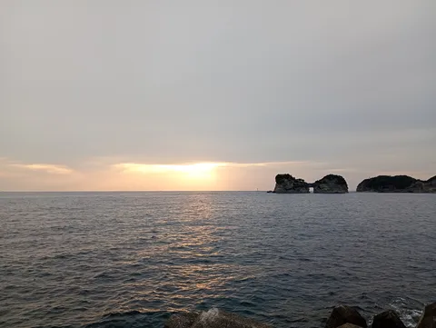 夕暮れの海に浮かぶ奇岩