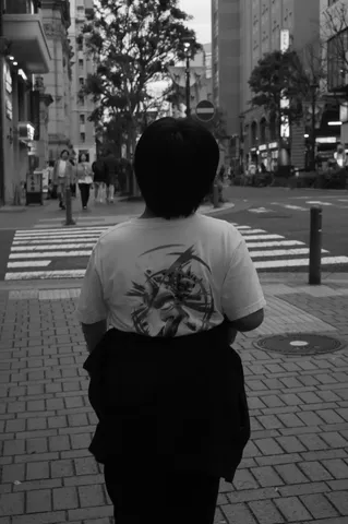 都市の交差点、背中の物語
