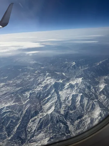 雲海と雪山、空の旅