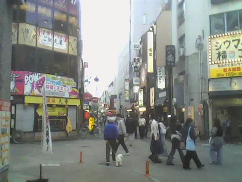 雑踏に溶け込む日常の一コマ