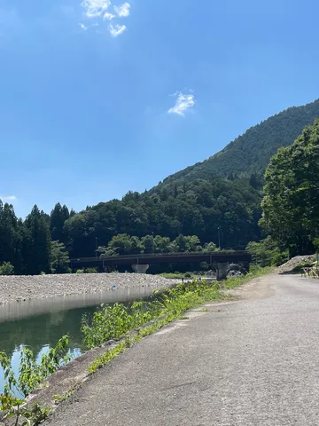 静寂の川辺、山並みと青空のコントラスト