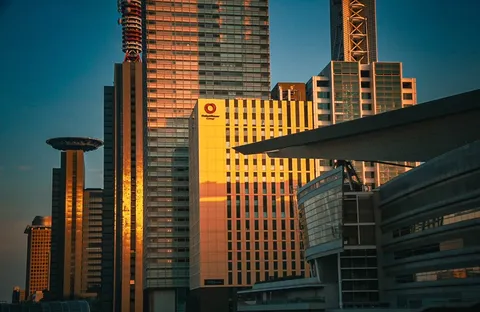 夕暮れに浮かぶ都市の輪郭