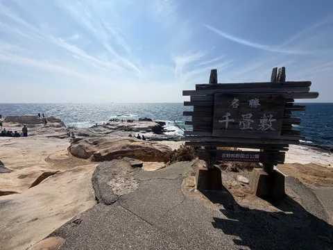 海と岩場の静かな刻印