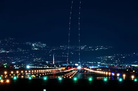 夜空へ伸びる光の滑走路