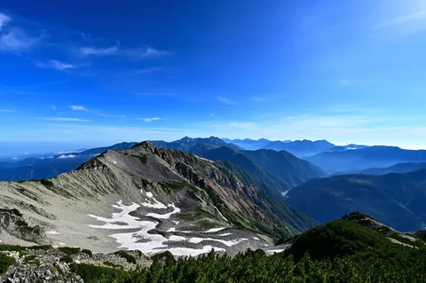 青い空と雪の尾根